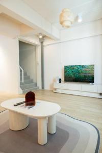 TV a/nebo společenská místnost v ubytování 2BR minimal mu-ji style 130SQM ~
