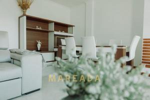 普利亞的住宿－Mareada T3 by TonsdeVerde，客厅配有白色椅子和沙发