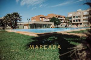 einem großen Pool vor einem Gebäude in der Unterkunft Mareada T3 by TonsdeVerde in Apúlia