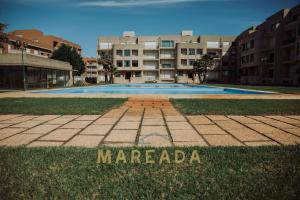 普利亞的住宿－Mareada T3 by TonsdeVerde，一座建筑物中央的游泳池