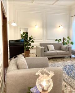 sala de estar con 2 sofás y TV en Hotel Livio, en Brescia