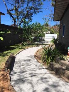 a driveway in front of a house with a yard at Casa da árvore in Ubatuba