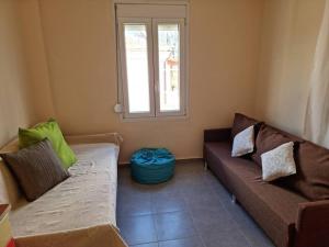 uma sala de estar com dois sofás e uma janela em Giannis country house em Palaiokómi