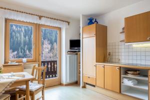 cocina y comedor con mesa y ventana en Adlerhorst Blaumeise, en Santa Valpurga