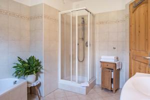 a bathroom with a shower and a bath tub at Adlerhorst Blaumeise in Santa Valpurga