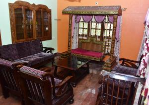 Posezení v ubytování Kaveri Homestay