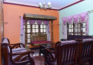 Posezení v ubytování Kaveri Homestay
