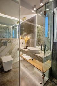 bagno con lavandino e doccia di Villa Mediterrane Hotel a Iraklitsa