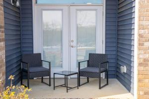 3 Stühle und ein Tisch auf einer Veranda in der Unterkunft Modern and Spacious King Size Retreat in Concord