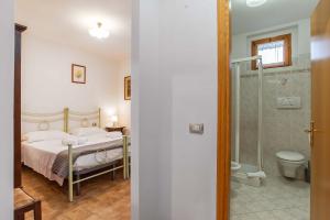 維基奧的住宿－Residenza di Campagna Montelleri，一间卧室配有一张床,浴室设有淋浴。