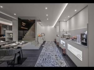 a kitchen and a dining room with a kitchenasteryasteryasteryasteryasteryasteryastery at Hotel Moon & Sun Porto in Porto