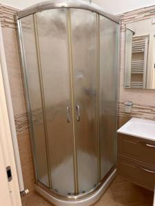 eine Dusche mit Glastür im Bad in der Unterkunft Casetta sul Mare in Fano