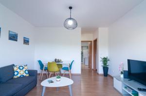 uma sala de estar com um sofá e uma mesa em Island Jewel em Vila Franca do Campo