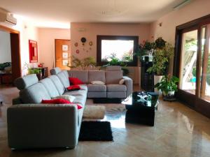 ein Wohnzimmer mit 2 Sofas und einem Sofa in der Unterkunft Apartment Camellie in Galižana