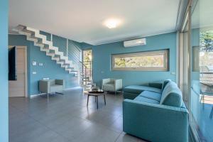 Гостиная зона в Bellagio Village- 4 Apartments by the lake - Seasonal Warm Pool and Sauna