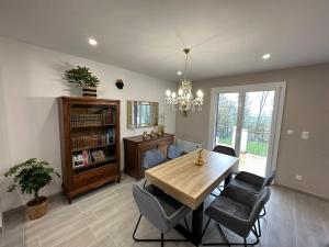 comedor con mesa de madera y sillas en Agréable maison avec jardin à Joinville, en Joinville