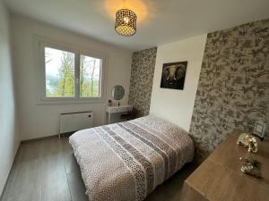 Katil atau katil-katil dalam bilik di Agréable maison avec jardin à Joinville