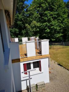 uma casa a ser construída com uma janela lateral em Agréable maison avec jardin à Joinville em Joinville