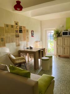 uma sala de estar com um sofá e uma mesa com uma secretária em La Vite è Bella em Govone
