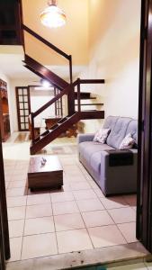 卡波布里奧的住宿－Casa maravilhosa，带沙发和楼梯的客厅