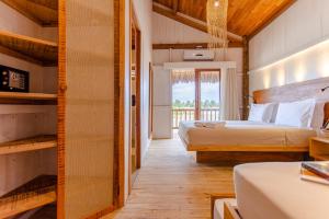 Un dormitorio con una cama grande y una ventana en CASA na PRAIA DA BARRINHA Frente Mar en Barrinha