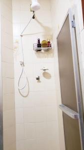卡波布里奧的住宿－Casa maravilhosa，带淋浴的浴室和玻璃门