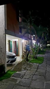 卡波布里奧的住宿－Casa maravilhosa，夜间停在房子前面的汽车