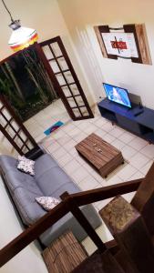 卡波布里奧的住宿－Casa maravilhosa，客厅享有高空美景,配有沙发和桌子
