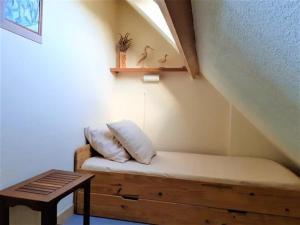 Zimmer mit einem Bett, einer Bank und einem Fenster in der Unterkunft Appartement Batz-sur-Mer, 2 pièces, 4 personnes - FR-1-392-140 in Batz-sur-Mer