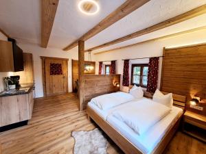 een slaapkamer met een groot bed in een kamer bij Pension Etzerschlössl in Berchtesgaden