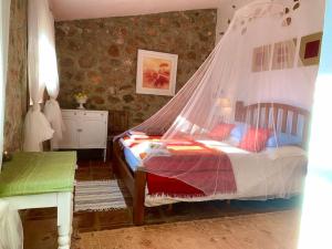 - une chambre avec un lit et une moustiquaire dans l'établissement Villa & Poolhouse with Private Pool 360 degrees view 'Spinola' in pure nature, à Alozaina