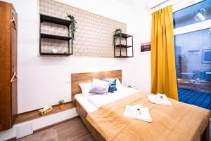 um quarto com uma cama com toalhas em BrandNewChainBridgeHome for 2-FastWiFi/AC/SmartTV em Budapeste