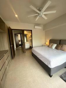 a bedroom with a bed and a ceiling fan at apartamento (de) Linda in Puerto Vallarta