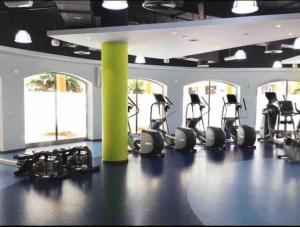 Fitness centrum a/nebo fitness zařízení v ubytování JBR Marina View 2 Bedroom Full Apartment