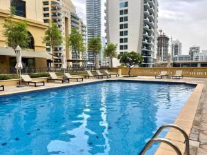 Bazén v ubytování JBR Marina View 2 Bedroom Full Apartment nebo v jeho okolí