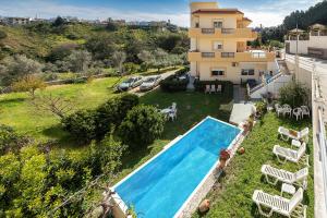 une vue aérienne d'une maison avec piscine dans l'établissement Rafaela's House, à Koskinou