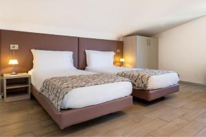Кровать или кровати в номере Bellagio Village- 4 Apartments by the lake - Seasonal Warm Pool and Sauna