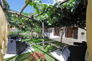 a garden with chairs and trees and a building at Mon Reve 2 in Pianillo
