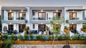 uma villa com vista para o jardim em Sezian Boutique Homes and Villas em Preveza