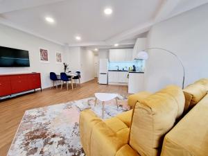 sala de estar con sofá y mesa en Aparthotel Bukowa en Tychy