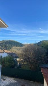 uma vista para uma montanha a partir de uma casa em Casa Leonor em Soto de Luiña