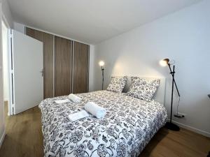 ein Schlafzimmer mit einem Bett mit zwei Kissen darauf in der Unterkunft Tendance - Centre Montereau in Montereau-faut-Yonne