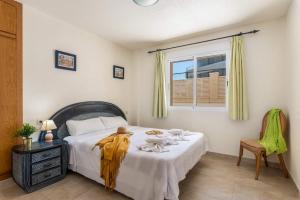 A bed or beds in a room at Apartamento Arenal 1 - PlusHolidays