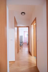 um corredor de um apartamento com uma porta aberta em Island Jewel em Vila Franca do Campo