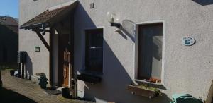 un edificio con una porta e due finestre sopra di Haus Stella am Meer a Rerik
