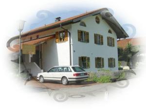 un coche aparcado delante de una casa en Appartement Schelhas, en Prien am Chiemsee 1 foto más