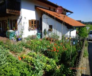 un jardín frente a una casa con flores en Appartement Schelhas, en Prien am Chiemsee