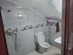 DerouaMohammed V Airport HOME的带马桶和水槽的浴室 更多37张照片