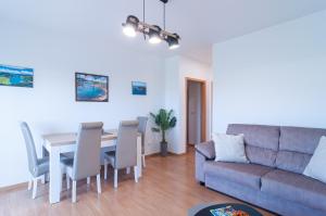 una sala de estar con un sofá y una mesa en Island Jewel, en Vila Franca do Campo