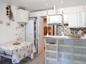 cocina con armarios blancos y mesa en Appartement Les Orres, 1 pièce, 6 personnes - FR-1-322-403, en Les Orres